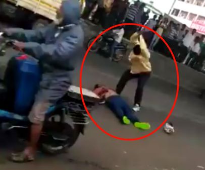 பட்டப்பகலில் நடுரோட்டில் போலீஸ் கண் முன்பு இளைஞரை வெட்டி சாய்த்த மர்ம நபர்கள்- அதிர வைக்கும் வீடியோ