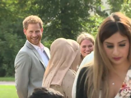 மனைவிக்கு தெரியாமல் இளவரசர் செய்த திருட்டு காரியம்... வைரலாகும் வீடியோ