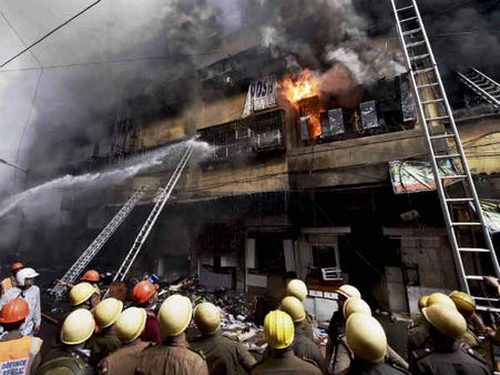 கொல்கத்தா பக்ரி மார்க்கெட்டில் தீ விபத்து.. தீயணைப்பு படையினர் விரைவு!