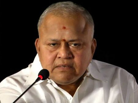 கருணாநிதி நினைவிடத்தில் புத்தகம் வைத்தால் சுண்டல் மடிக்க கொண்டு செல்வார்கள்.. ராதாரவி பேச்சு