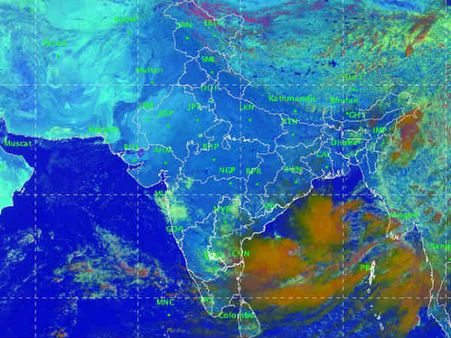 காற்றழுத்தம் வலுவடைகிறது: கடல் கொந்தளிக்கும், பலத்த காற்று வீசும்.. மீனவர்களுக்கு வார்னிங்!