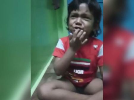 ஒவ்வொருத்தருக்கும் இப்படி ஒரு குணமான குட்டிப் பாப்பா இருந்தா எப்படி இருக்கும்?