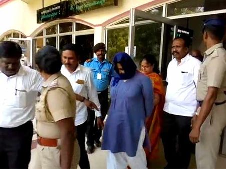 ஷாக்கிங்... தமிழிசையுடன் வாதிட்ட மாணவி சோபியா அதிரடி கைது.. !