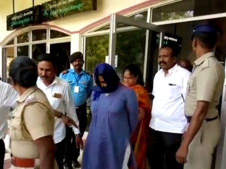 தமிழிசையை பார்த்ததும் செல்ஃபி எடுக்காமல் சோபியா ஸ்லோகனை கையில் எடுத்தது ஏன்? #sophia