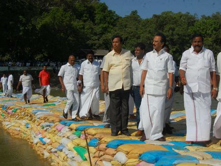 முக்கொம்பில் ஸ்டாலின்.. அணையின் உடைந்த பகுதிகளில் ஆய்வு