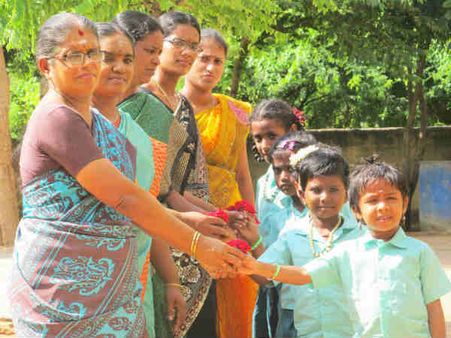 தேவகோட்டை பள்ளியில் ஆசிரியர் தின விழா கொண்டாட்டம்.. ரோஜா பூ கொடுத்து மாணவர்கள் வாழ்த்து!