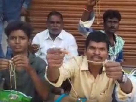 தாலியை கழட்டிட்டு தேர்வு எழுதுங்க.. தெலுங்கானாவில் நடந்த அக்கப்போர்!