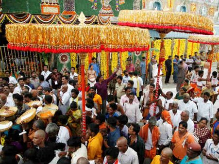 திருப்பதி பிரம்மோற்சவம்: ஏழுமலையானுக்கு நிழல் தரும் திருக்குடைகள் கவுனி தாண்டும் வரலாறு