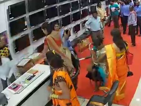 என்ன கோவமா இருந்தாலும் எல்லாருக்கும் முன்னாடி இப்படியாம்மா செய்வீங்க? வைரலாகும் திருநங்கைகள் வீடியோ