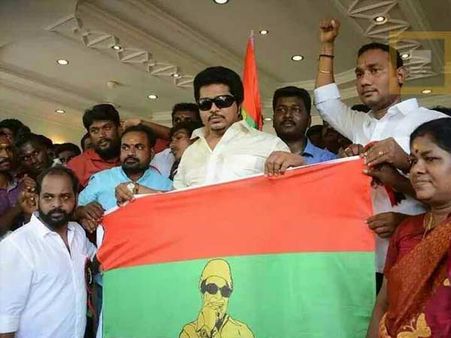 கட்சி ஆரம்பித்தார் பாஸ் என்கிற பாஸ்கரன்.. பெயர் என்ன தெரியுமா??