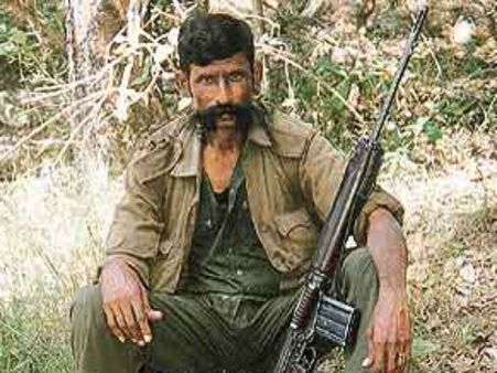 துப்பாக்கியுடன் வந்த வீரப்பன்.. கடத்தப்பட்ட ராஜ்குமார்.. தேசத்தை உலுக்கிய திக் திக் கதை!