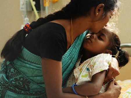 தன் மகளின் எலும்பு மஜ்ஜை மாற்று அறுவை சிகிச்சைக்காக போராடி வரும் இந்த மீனவ தந்தைக்கு உதவுங்கள்