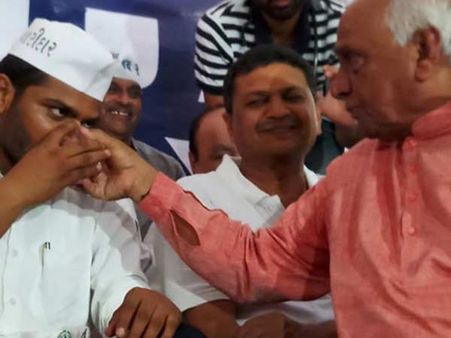 ஹர்டிக் படேலுக்கு குடிக்க தண்ணி கொடுத்தது யாரு.. இது குஜராத் கூத்துங்கோ!