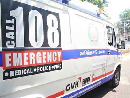 மூழ்கிய தரைப்பாலம்.. கர்ப்பிணி வீட்டை அடைய பரிசல் பயணம்.. இரு ஆம்புலன்ஸ் ஊழியர்களுக்கு சபாஷ்!