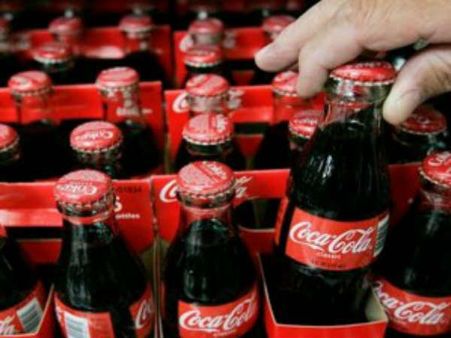 கோலா கோலா கோலா.. மகன்களுக்கு ஊத்தி கொடுத்த தந்தை.. அள்ளி கொண்டு போன போலீஸ்