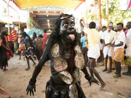 குலசேகரபட்டினம் தசரா திருவிழா: வேடமணிந்து முத்தாரம்மனை தரிசிக்க வரும் பக்தர்கள்