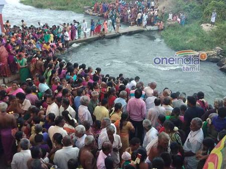 தாமிரபரணியில் மகா புஷ்கர விழா- புனித நீராட குவியும் சாதுக்கள், மடாதிபதிகள்