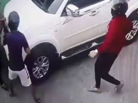 துப்பாக்கி முனையில் அப்பா.. துணிச்சலாக செயல்பட்ட மகள்.. திருடர்களை ஓடவிட்ட 8 வயது சிறுமி -வீடியோ