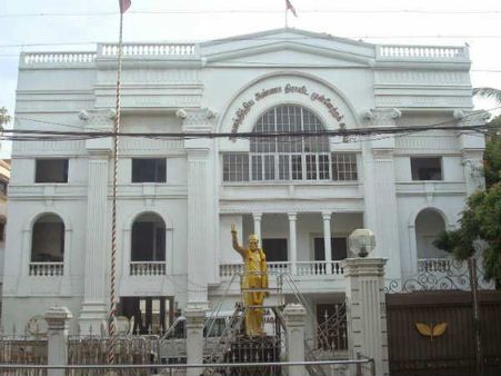 எல்லாம் வாய்சவடால்தானா.. தேர்தலை சந்திக்க அஞ்சி நடுங்குகிறதா அதிமுக?