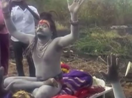 இறந்த தாயின் உடல் மீது அமர்ந்து வினோத பூஜை நடத்திய அகோரி.. திருச்சியில் பரபரப்பு!!