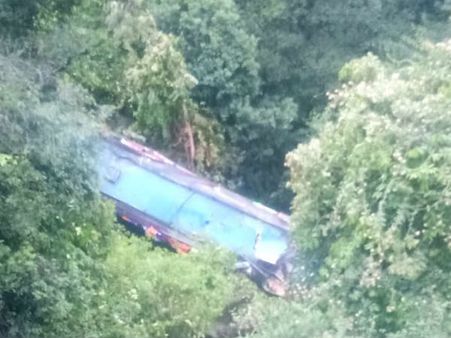 ஈரோடு அருகே 200 அடி பள்ளத்தில் பஸ் கவிழ்ந்து விபத்து.. 2 பேர் பலி