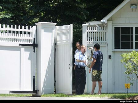 பில் கிளிண்டன் வீட்டில் வெடிகுண்டு கண்டுபிடிப்பு.. ஒபாமா வீட்டுக்கும் பார்சல்