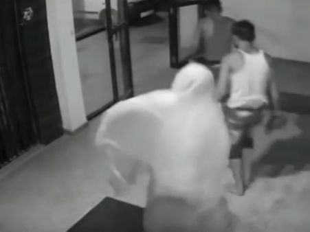 ஆ.. சிசிடிவி.. போட்ரா டான்ஸை..டான்ஸ் போட்டு போலீஸை கடுப்பாக்கிய திருடன்!