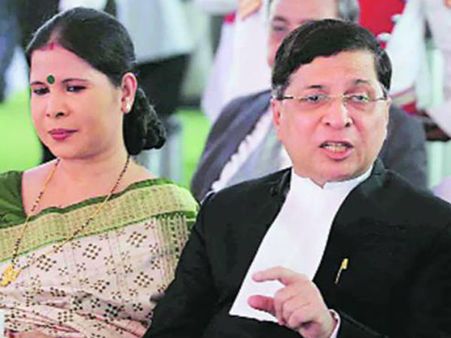 நீதிபதி தீபக் மிஸ்ரா மனைவிக்கு அல்வா, பூ அனுப்ப முயன்ற 7 பேர் கைது