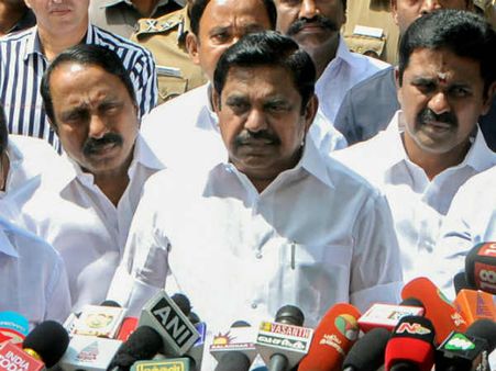 எடப்பாடியின் மகிழ்ச்சியை கூட்டிய தீர்ப்பு... நேரில் வாழ்த்திய அமைச்சர்கள்!