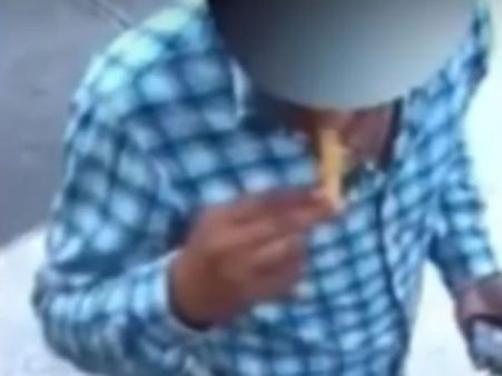 டெலிவரி செய்ய வந்த ஃபிங்கர் சிப்ஸை பிரித்து சாப்பிட்ட ஊழியர்