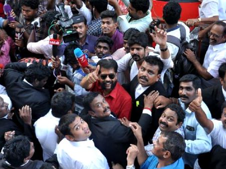 நக்கீரன் கோபாலை விடுதலை செய்தது சென்னை கோர்ட்.. தேசத்துரோக வழக்கும் ரத்து!