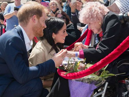 98 வயது கேர்ள் பிரெண்டை மனைவிக்கு அறிமுகம் செய்து வைத்த இளவரசர் ஹாரி!