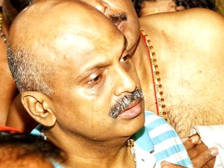 ஏன் கண்ணீர் விட்டு ஐயப்பன் கோவிலில் சாமி கும்பிட்டார் கேரளா ஐஜி.. பரபரப்பு!