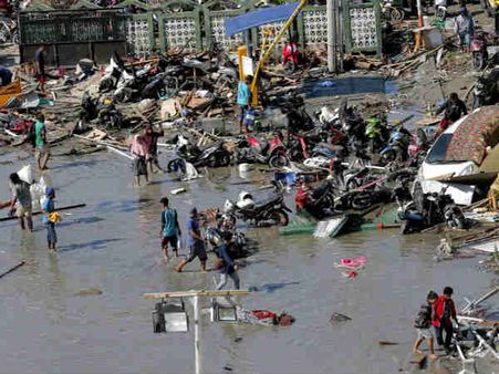 இந்தோனேஷியாவை சின்னாபின்னமாக்கிய நிலநடுக்கம்.. சுனாமி.. பலி எண்ணிக்கை 1200ஆக உயர்வு!