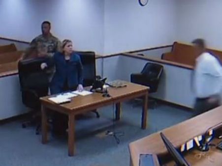 வாவ் .. ஒரே ஜம்ப்.. அதி வேக சேசிங்.. கூண்டிலிருந்து தப்பிய கைதிகளை விரட்டி பிடித்த ஜட்ஜ்!