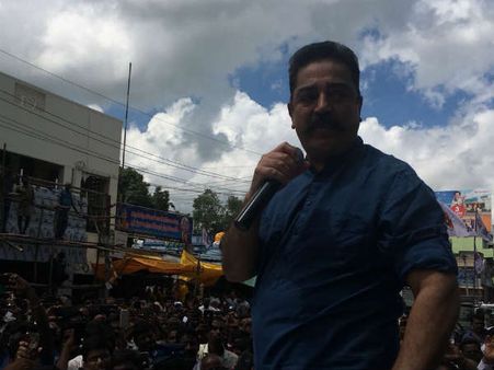 உத்திரமேரூர் கிராம சபை கூட்டத்தில் மக்களோடு மக்களாக பங்கேற்ற கமல்!