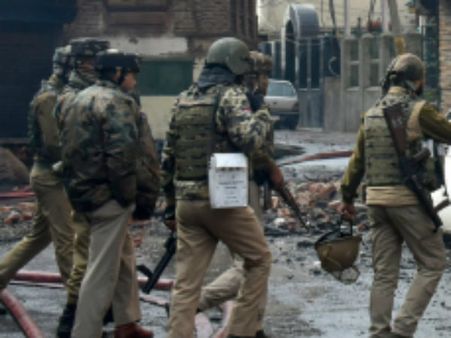 காஷ்மீரில் வெடித்த ''மர்ம'' குண்டு.. 5 பொதுமக்கள் பலி.. 3 தீவிரவாதிகள் சுட்டுக்கொலை