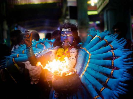 குலசேகரபட்டிணம் தசரா திருவிழா தொடங்கியது - பக்தர்கள் காப்புகட்டி வேடமணிந்தனர்