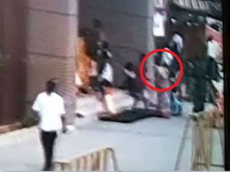 பட்டப் பகலில் துணிகரம்.. சர்ச்சில் குழந்தை கடத்தல்.. சேலைக்குள் மறைத்து கடத்திய பெண்!