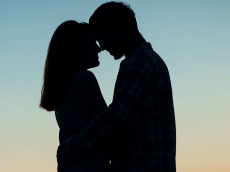 பிடித்தவருடன் வாழலாம் கோர்ட்டே சொல்லிருக்குனு சொன்ன மனைவி... கல்லைப் போட்டுக் கொன்ற கணவன்!