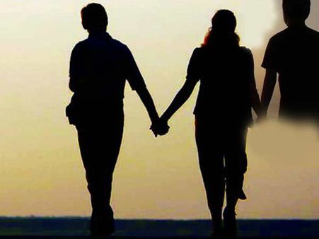 அட கொடுமையே... ஒரே பொண்ண காதலிச்சுட்டு இந்த ஸ்கூல் பசங்க செய்த வேலைய பாருங்க!!