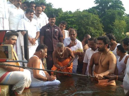 தாமிரபரணி மகா புஷ்கரம் : ஆளுநர், துணை முதல்வர் உள்பட 20 லட்சம் பேர் புனித நீராடினர்