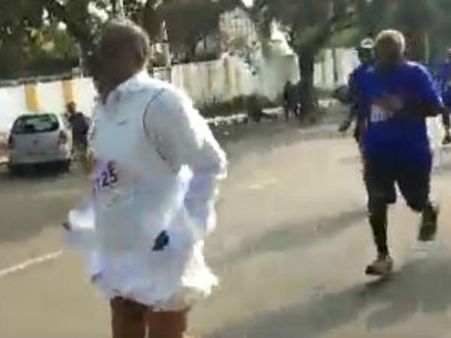 மாரத்தான் போட்டியில் தடுக்கி விழுந்த தேவ கவுடா.. அடுத்து என்ன நடந்தது பாருங்கள்! - வீடியோ