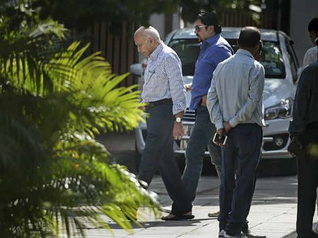 பாலியல் குற்றம் சுமத்திய பெண் மீது பாஜக அமைச்சர் எம்.ஜே அக்பர் வழக்கு.. MeToo பரபரப்பு!