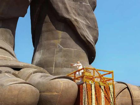 ஆரம்பமே இப்படியா.. 'சாமி சிலையாக்கப்பட்ட' சர்தார் வல்லபாய் பட்டேல் சிலை