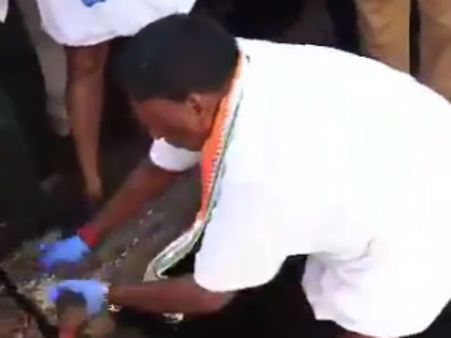 வேட்டியை மடித்துக் கட்டிக் கொண்டு சாக்கடையை சுத்தம் செய்தார் முதல்வர்!