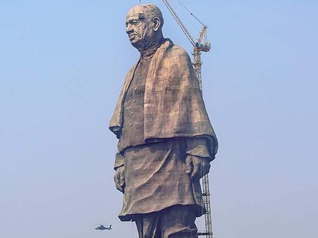 182 மீட்டர் உயரத்தில் சர்தார் பட்டேல் சிலை.. மோடி நாளை திறந்து வைக்கிறார்.. குஜராத்தில் விழாக்கோலம்