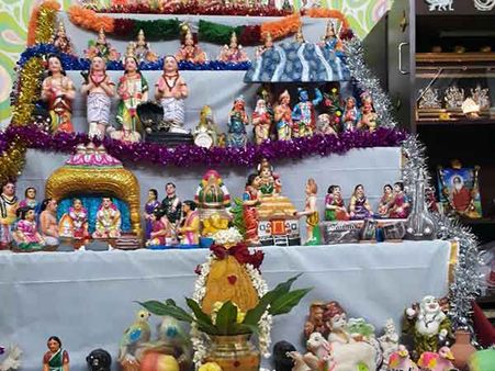 ஒன்இந்தியா தமிழ் வாசகர்கள் வீட்டு கொலு.. கோலாகல படங்கள்.. வாங்க, வந்து பாருங்க!