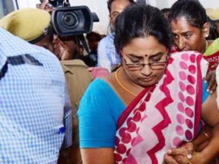 பல்கலை எச்ஆருக்கு இச்.. இச்.. காரை லாட்ஜாக்கிய நிர்மலா... வடிவேல் காமெடி போல் நீளும் உல்லாச லிஸ்ட்!