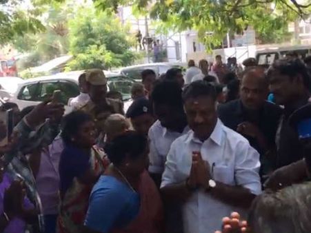 வருகிறது தேவர் ஜெயந்தி.. விழாக் குழுவிடம் தங்க கவசத்தை ஒப்படைத்தார் ஓபிஎஸ்